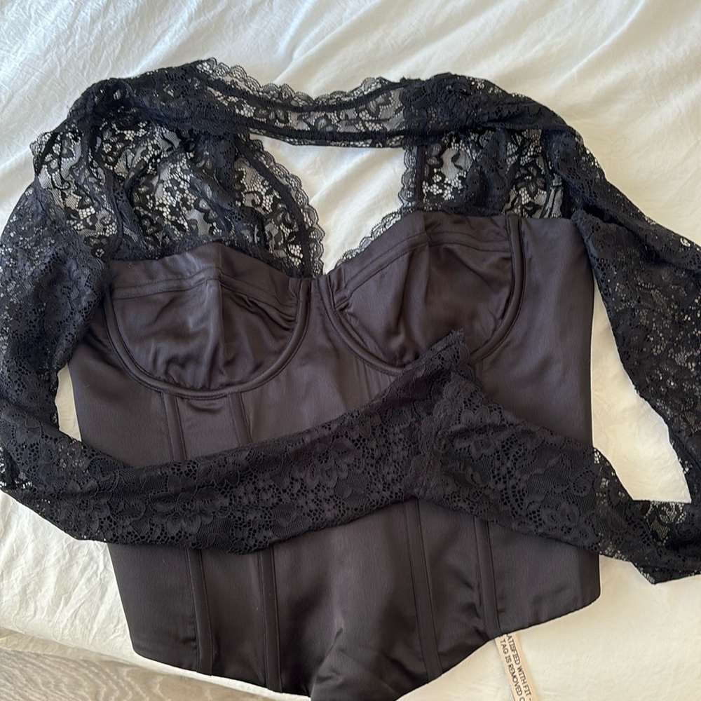 Mistress rocks lace sleeve corset M